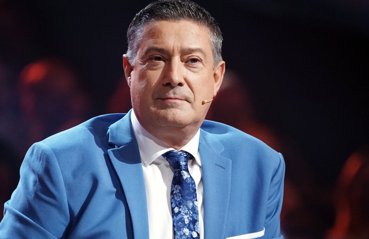 Joachim Llambi guckt ernst im blauen Anzug