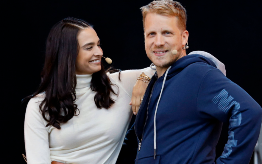 Amira und Oliver Pocher stehen nebeneinander.