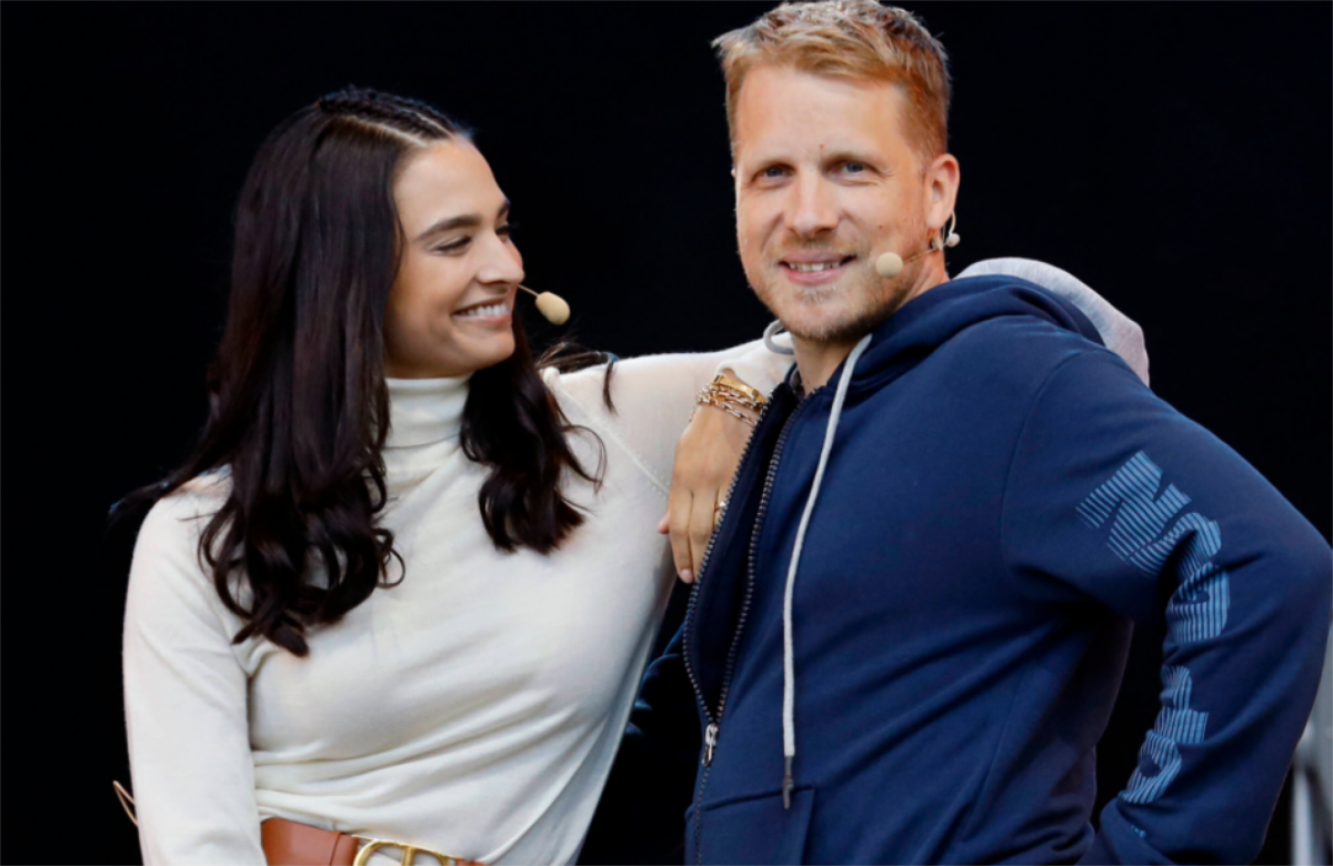 Amira und Oliver Pocher stehen nebeneinander.