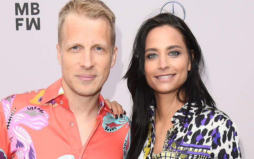 Oliver und Amira Pocher posieren glücklich