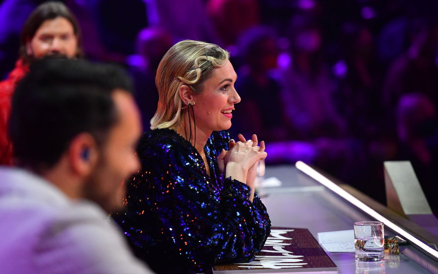 Ruth Moschner von der Seite bei "The Masked Singer"