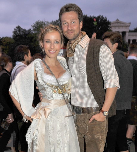 Bayerischer geht es nicht. Zur Wiesn 2010 haben sich Annemarie und Wayne in den typischen Landeslook geschmissen