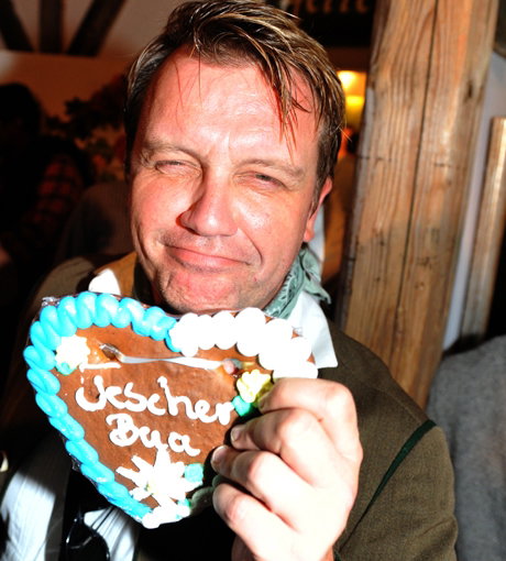 "Fescher Bua": Hape Kerkeling mit Lebkuchenherz