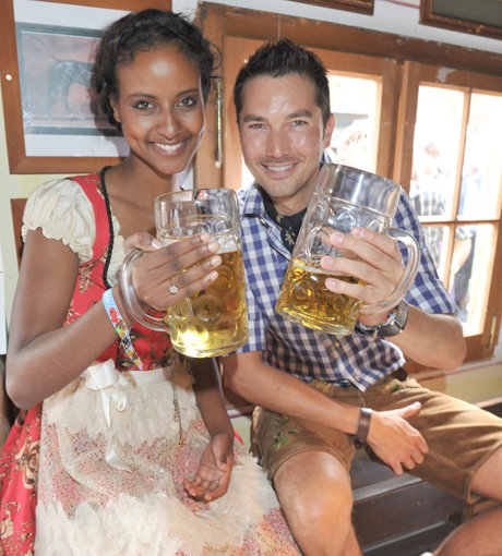 Sara Nuru und der Moderator Stefan Gödde trafen sich beim "ProSieben"-Fest auf der Wiesn