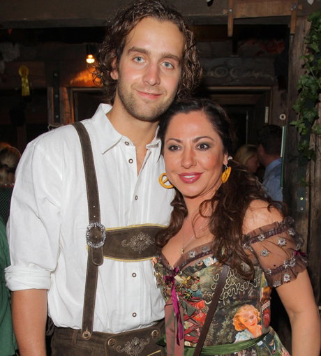 Happy: Simone Thomalla schmiegt sich an ihren Freund Simon Heinevetter