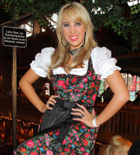 Ex-DSDS-Skandalnudel Annemarie Eilfeld präsentierte ihr süßes Blumen-Dirndl