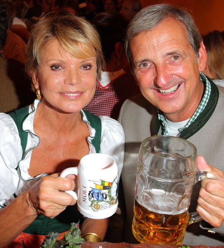 Schauspielerin Uschi Glas stößt mit ihrem Mann Dieter Hermann im Festzelt "Hippodrom" an
