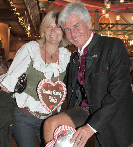 Fesch! Moderator Frederic Meisner und seine Frau Yvonne in traditioneller Tracht