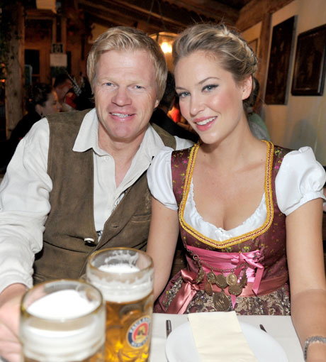 Auch Verena Kerths Ex, Oliver Kahn, war zu Besuch auf der Wiesn. Erstmals zeigte er sich öffentlich mit seiner neuen Freundin Svenja