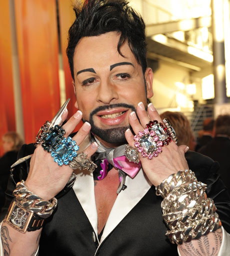 Über 3 Kilogramm Schmuck trug Designer Harald Glööckler mit sich herum und war damit der Hingucker des Abends