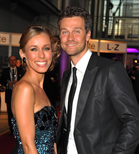 Verliebt wie am ersten Tag: Moderatorin Annemarie Warnkross (in einem Kleid von Barbara Schwarzer) und Schauspieler Wayne Carpendale