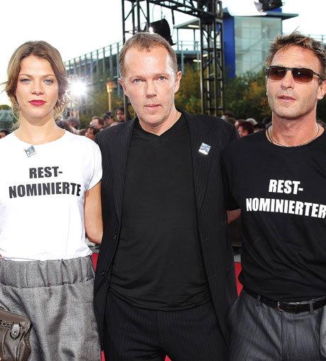 Außerdem trugen sie - wie viele weitere Stars - Anstecker mit der Aufschrift "Ich bin preiswert" und zeigten so ihren Unmut über die Entscheidung der Veranstalter