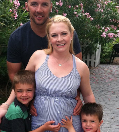 Melissa Joan Hart mit ihren Söhnen unn ihrem Mann