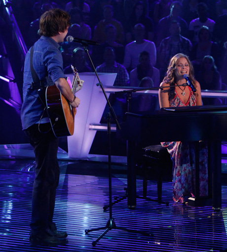Nick tritt mit Gitarre gegen Yvi am Klavier an. Mit "Home Again" darf sich Nick über seinen Einzug in die nächste Show freuen