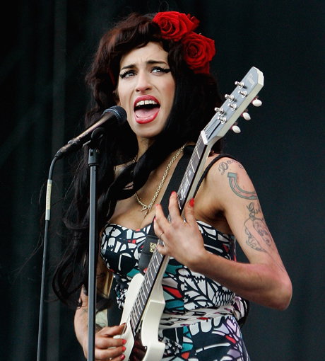 Amy Winehouse spielt Gitarre