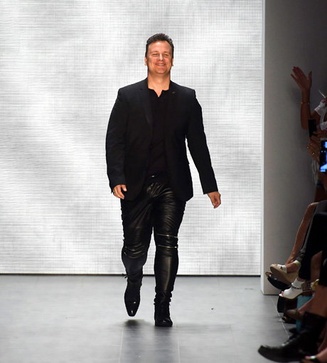 Guido Maria Kretschmer in einer Presswurst-Lederhose auf der Fashion Week Berlin