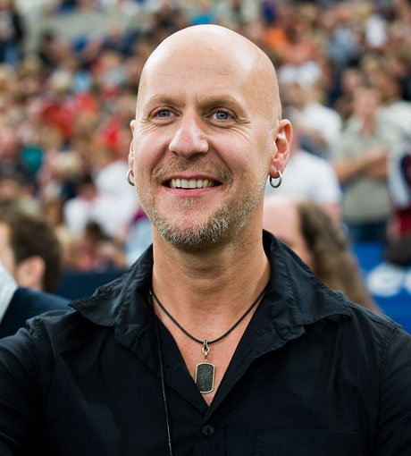 Er machte das Benefizspiel gegen den FC Bayern München erst möglich: McFit-Geschäftsführer Rainer Schaller ersteigerte das Fußballspiel gegen den Rekordmeister bei der ZDF-Spendengala "Ein Herz für Kinder" - für 1 Million Euro. Auch der Gewinn aus den Ticketverkäufen wird komplett gespendet
