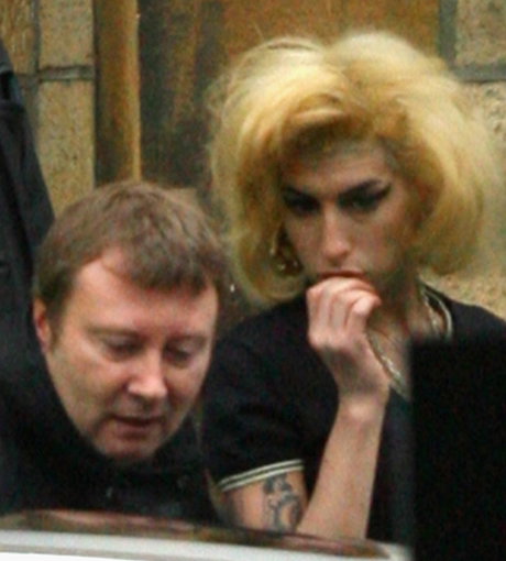 Amy Winehouse mit zerzausten Haaren