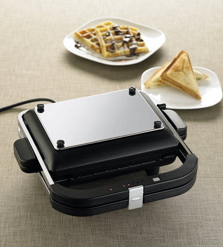 Waffeleisen "Sandwich & Grill":
3 in 1 durch auswechselbare Heizplatten. Mit Heizplatten-Aufbewahrungsbox und Fettauffangschale. Preis 89,90 Euro