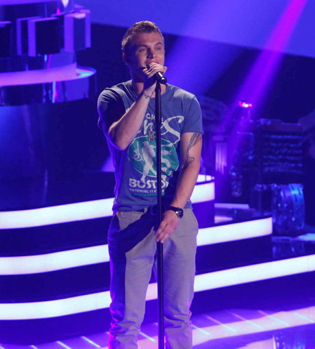 Der 24-Jährige singt die Rocker-Ballade "Behind Blue Eyes" von Limp Bizkit - und schafft es damit ins Team Nena