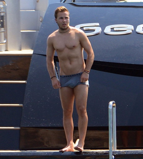 Mario Götze hat sich nach seinem Weltmeister-Tor die Erholung in der Sonne verdient