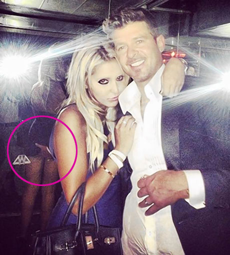 Robin Thicke mit einem weiblichen Fan: Lana Scolaro. Was seine Hand da genau macht, ist wohl offensichtlich...
