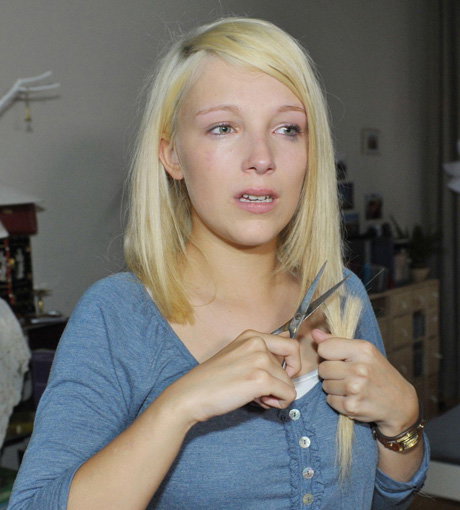 In der Serie greift "Lilly" selbst zur Schere und schneidet ihre Haare