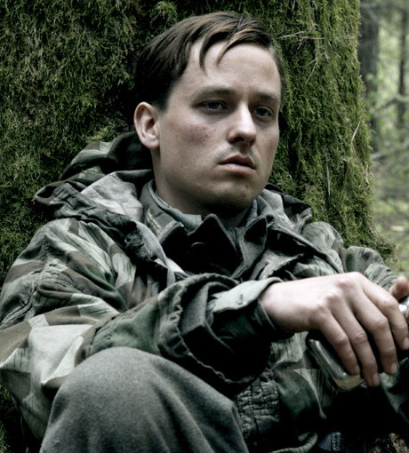 Tom Schilling als gebrochener Wehrmachtssoldat "Friedhelm Winter" in "Unsere Mütter, unsere Väter"