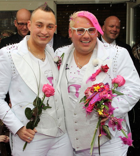 Ganz in Weiß gaben sich Sven Florijan (Assistent von Olivia Jones) und "Sebi" Sebastian das Ja-Wort in Hamburg