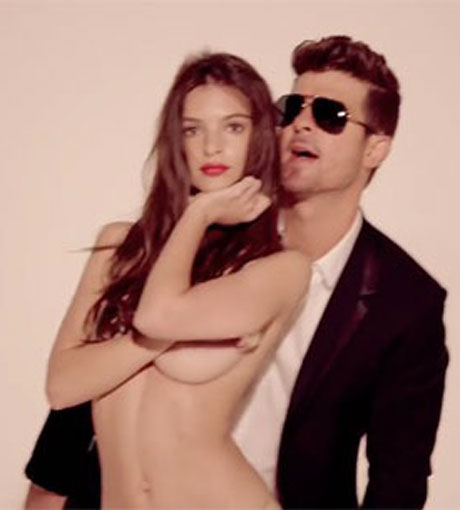 Robin Thicke und seine drei vor allem nackten Girls aus dem Video "Blurred Lines":