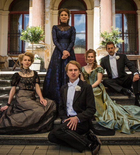 Gestatten: Der Wagner-Clan. "Isolde Wagner" (Petra Schmidt-Schaller), "Cosima Wagner" (Iris Berben), "Siegfried Wagner" (Lars Eidinger, vorne), "Eva Wagner" (Eva Löbau) und "Houston Chamberlain" (Heino Ferch)