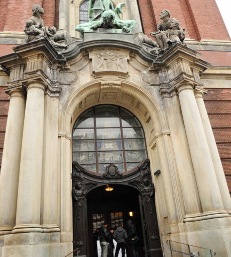 In der Kirche St. Michaelis in Hamburg fand die Trauerfeier für Dieter Pfaff statt