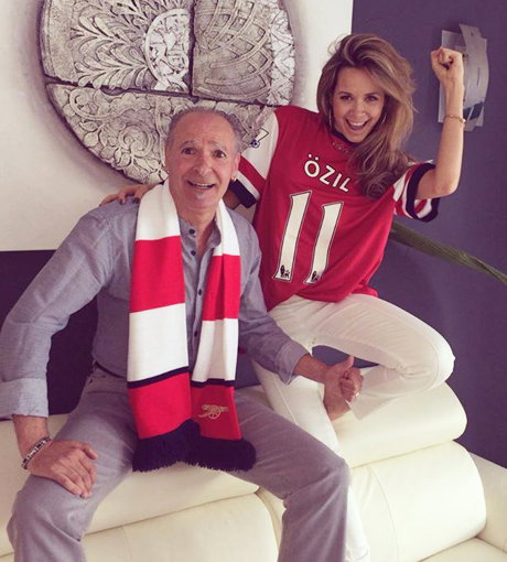 Mandy Capristo und Papa Vittorio bejubeln Mesut Özil in Arsenal-Fan-Kluft