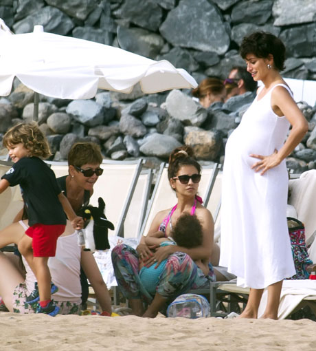 Penélope Cruz mit ungewohnter Kurzhaarfrisur und Kugelbauch am Strand