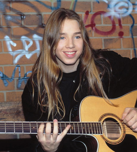 1997 landete er mit "Round 'n' Round (It Goes)" einen Hit