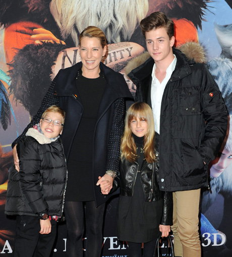 Giulia Siegel mit ihren Zwillingen Nathan und Mia und den älteren Sohn Marlon