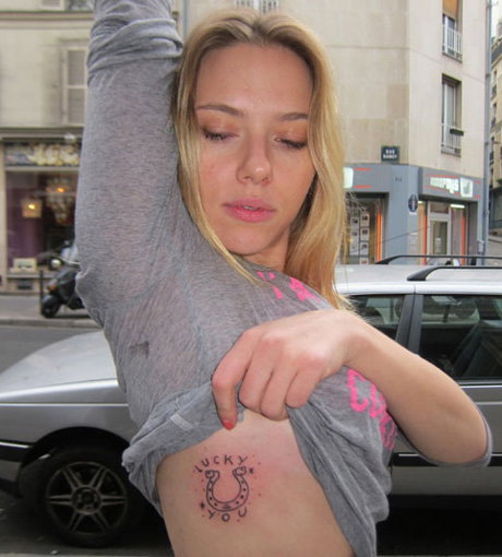 Scarlett Johansson präsentiert ihr neues Tattoo