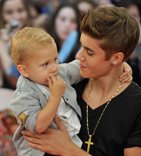 Seit 2010 soll Justin Bieber - hier mit seinem kleinen Bruder - eine Tochter haben