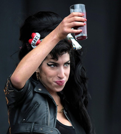 Amy Winehouse mit einem Drink