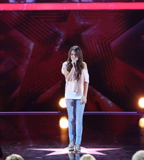 Sängerin Laura Pinski,15, aus Düsseldorf singt "Beautiful" von Christina Aguilera und schafft es in die nächste Runde