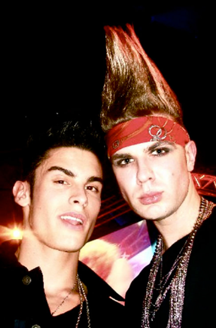 Anfangs konnte ich mich mit Lagerfeld-Muse Baptiste Giabiconi nur über einen Übersetzer verständigen. Die Gerüchte, er sei schwul, stimmen übrigens definitiv nicht!