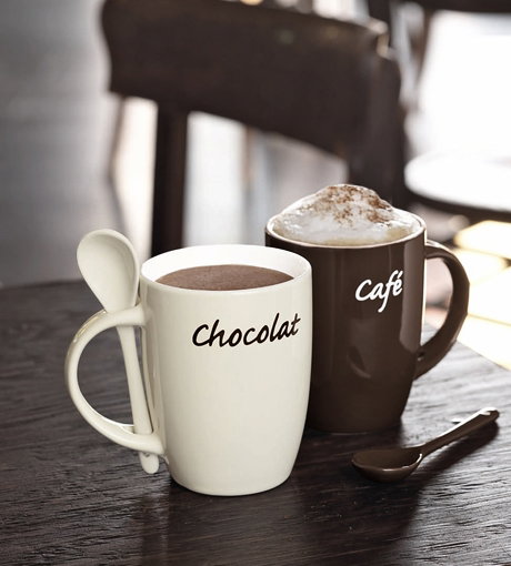 2 Trinkbecher mit Löffeln: jeweils mit Café- und Chocolat-Schriftzug. Braun und cremefarben im Set. Preis 9,99 Euro