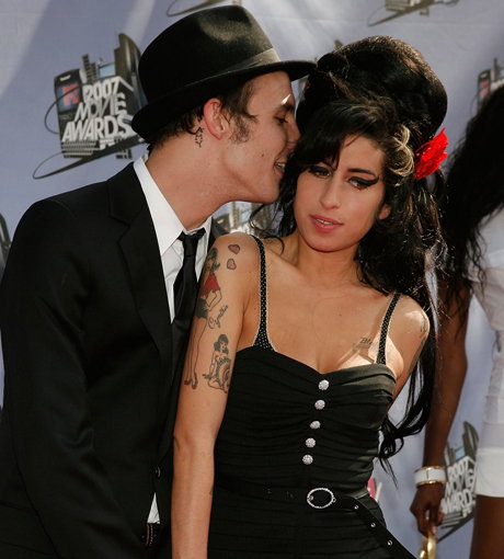 Black und Amy flirten