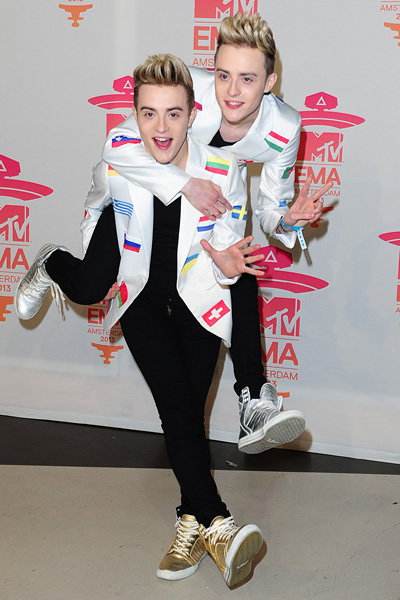 Die Jungs von Jedward blödeln für dei Fotografen