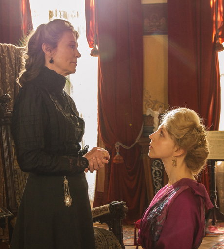 Mutter und Tochter: "Cosima Wagner" (Iris Berben, l.) und "Isolde Wagner" (Petra Schmidt-Schaller, r.)