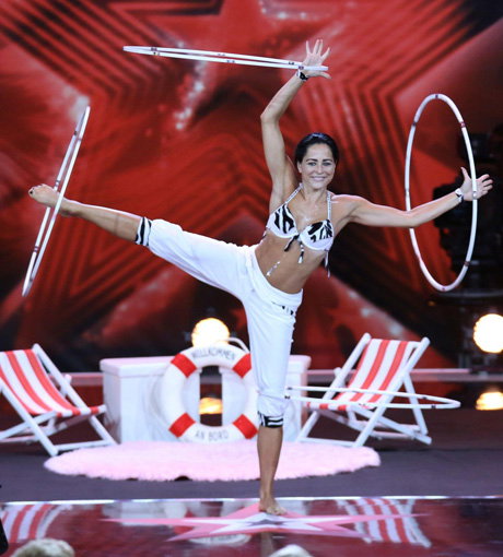 Artistin Rebecca Alster, 26,´  aus Jena überzeugte nicht nur mit ihren Hula Hoop-Reifen, sondern auch mit ihren zwei Hunden - und kam eine Runde weiter