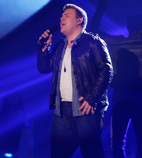 Konkurrent von Jenna Hoff ist Kindererzieher Michael Heinemann. Der 26-Jährige überrascht mit rockigen Tönen: âTreading Water" (Alex Clare). Coach Rea überlässt die Entscheidung des Duells dem Publikum, dieses votet eindeutig zu Gunsten von Michael Heinemann. Das Votingergebnis: 80,54 / 119,46 (Coach: 50 / 50)