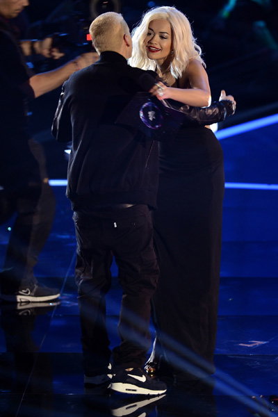 Sängerin Rita Ora überreicht Eminem den "Best Hip Hop"-Award