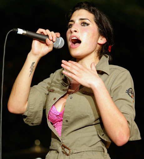 Amy Winehouse singt