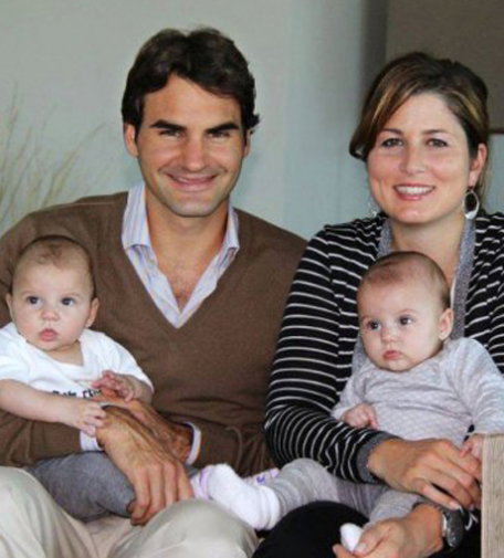 Roger Federer und Mirka Federer-Vavrinec mit ihren Zwillingstöchtern